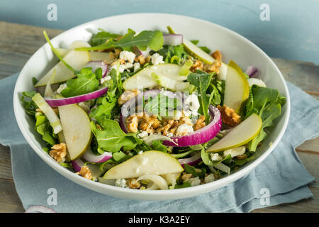 Raw Herbst Birne und blauen Käse Salat mit Dressing Stockfoto