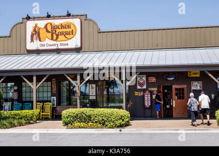 Florida, Fort Pierce, Cracker Barrel Old Country Store, Restaurant Restaurants Essen Essen Essen Essen gehen Cafe Cafés Bistro, Souvenirladen, südliches Thema, draußen Stockfoto