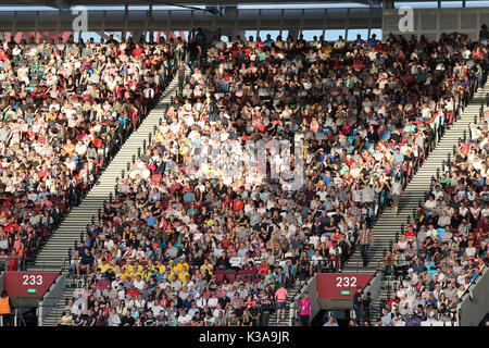 Zuschauer genießen die 2017 IAAF Weltmeisterschaften, Queen Elizabeth Olympic Park, Stratford, London, UK, 6. August 2017 Stockfoto