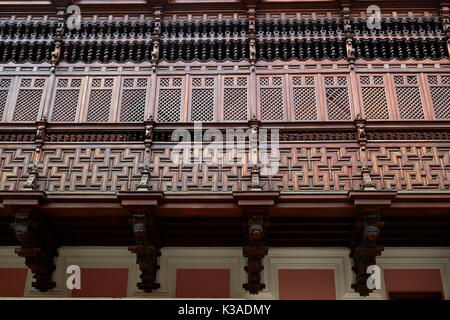 Komplizierte Balkon aus Holz, Torre Tagle Palast (1715), historische Zentrum von Lima (Weltkulturerbe), Peru, Südamerika Stockfoto