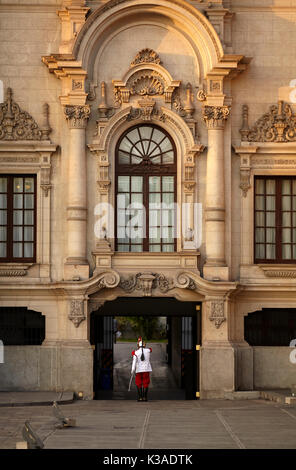 Regierung Palace (1535) und Palace Guard, der Plaza Mayor, dem historischen Zentrum von Lima (Weltkulturerbe), Peru, Südamerika Stockfoto