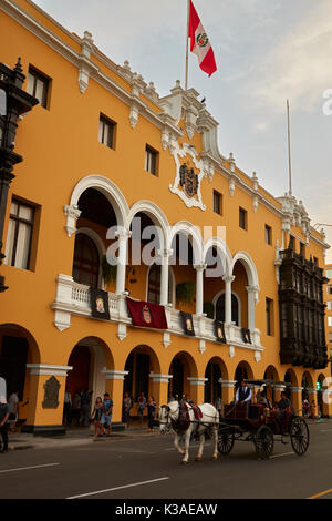 Pferd und Wagen, vor Städtischen Palast von Lima, der Plaza Mayor, dem historischen Zentrum von Lima (Weltkulturerbe), Peru, Südamerika Stockfoto