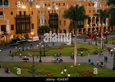 Peruaner an der Plaza Mayor in der Dämmerung, das historische Zentrum von Lima (Weltkulturerbe), Peru, Südamerika Stockfoto