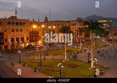 Peruaner an der Plaza Mayor in der Dämmerung, das historische Zentrum von Lima (Weltkulturerbe), Peru, Südamerika Stockfoto