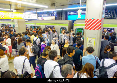 Tokio, Japan - ca. Mai 2014: Passagiere schnell am Bahnhof Ikebukuro in Tokio, Japan. Ikebukuru ist der verkehrsreichste Bahnhof in der Welt Stockfoto