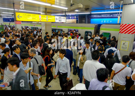 Tokio, Japan - ca. Mai 2014: Passagiere schnell am Bahnhof Ikebukuro in Tokio, Japan. Ikebukuru ist der verkehrsreichste Bahnhof in der Welt Stockfoto