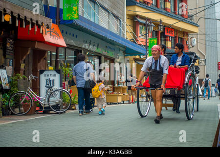 Tokio, Japan, 28. Juni - 2017: Touristen reitet eine Rikscha an: Tokyo Asakusa Kannon Tempel in Tokio, Japan. Rikschas sind eine touristische Attraktion in der Region von Tokyo Asakusa Stockfoto