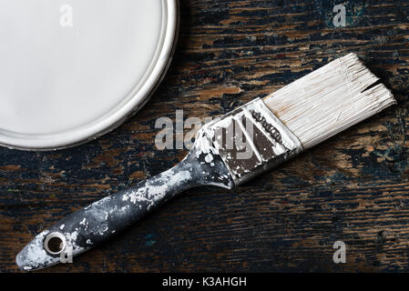 Innenanstrich mit Deckel und Pinsel Stockfoto