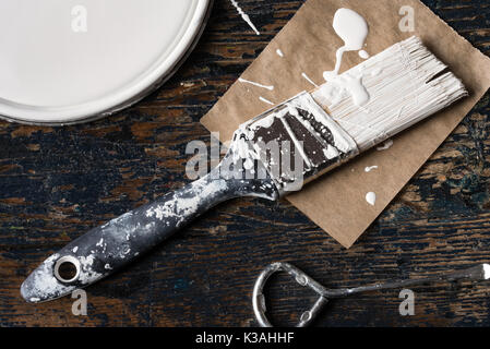 Innenanstrich mit Deckel und Pinsel Stockfoto