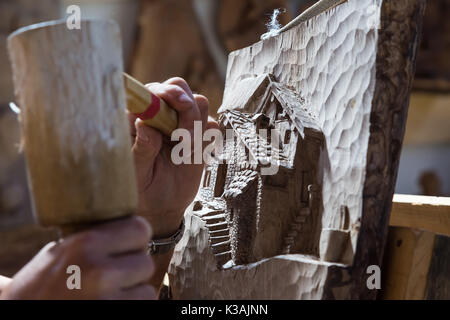 Detail der kaukasischen mittleren Alters sculteur Arbeiten auf Holz, Tageslicht Stockfoto