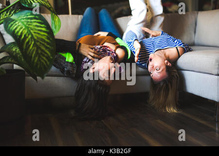 Zwei womans Sitzen auf der Couch nehmen einige gute Zeit zu Hause Stockfoto