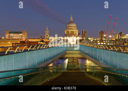 Millennium Bridge and St Paul's Cathedral, London, England, Vereinigtes Königreich Stockfoto