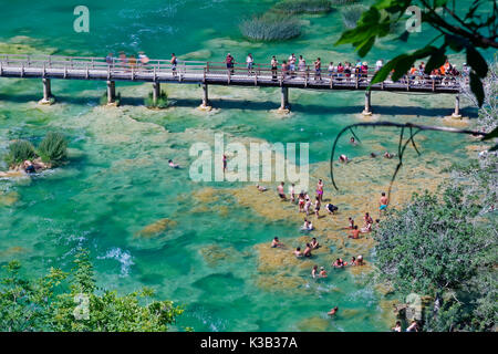 Touristen baden am Wasserfall Smotcycleinski Buk, Nationalpark Krka, Sibenik-Knin, Dalmatien, Kroatien Stockfoto