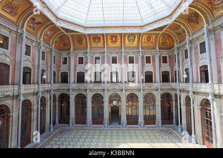 PORTO, PORTUGAL - Juli 06, 2017: Der Palacio da Bolsa ist ein historisches Gebäude in Porto, Portugal. Der Palast wurde im 19. Jahrhundert gebaut. Stockfoto