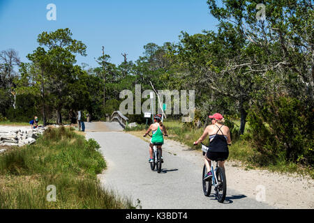 Georgia, Jekyll Island, Barrier Island, Weg, Clam Creek Wasser Picknick-Bereich, Radweg, Weg, Erwachsene Erwachsene Frau Frauen Dame, Freunde, Radtouren, ridin Stockfoto