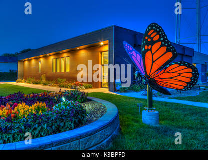 Die Winkler Kunst und Kultur Zentrum Gebäude an der Park St. in der Nacht in Winkler, Manitoba, Kanada. Stockfoto