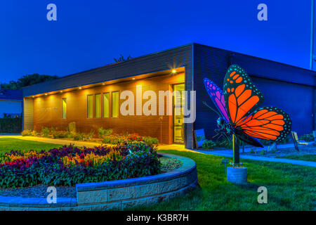 Die Winkler Kunst und Kultur Zentrum Gebäude an der Park St. in der Nacht in Winkler, Manitoba, Kanada. Stockfoto