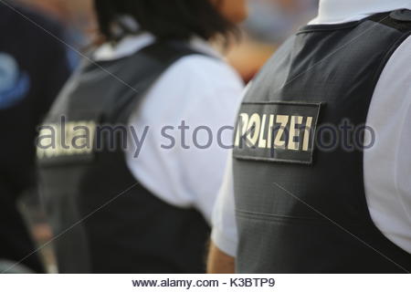 Polizeibeamte stehen Wache an einer politischen Veranstaltung in Bayern während der allgemeinen Wahlen 2017 Stockfoto