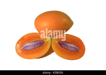 Geschlossen bis frische reife orange Farbe Marian Pflaumen ganze Früchte und schneiden Sie Obst mit violetten Samen auf weißem Hintergrund Stockfoto