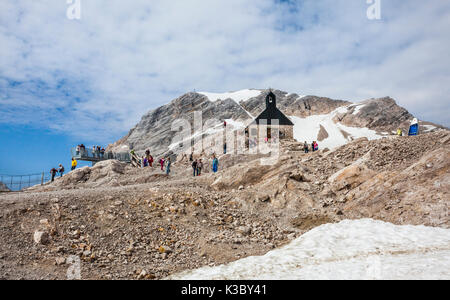 Deutschland, Bayern, Kapelle Kirche Maria Heimsuchung auf dem Zugspitzplatt, einer kaarst Plateau unter Deutschlands höchstem Gipfel, der Zugspitze Stockfoto