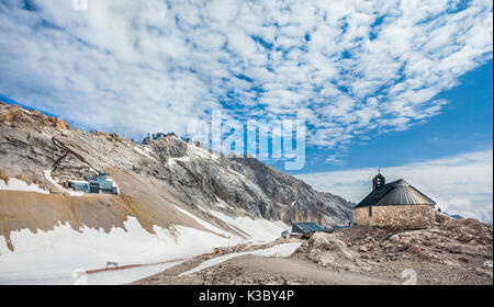 Deutschland, Bayern, Kapelle Kirche Maria Heimsuchung auf dem Zugspitzplatt, einer kaarst Plateau unter Deutschlands höchstem Gipfel, der Zugspitze Stockfoto