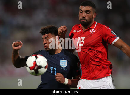 England's Alex Oxlade-Chamberlain und Maltas Zach Muscat Kampf um den Ball während der 2018 FIFA World Cup qualifizieren, Gruppe F auf der National Stadium, Ta'Qali. PRESS ASSOCIATION Foto. Bild Datum: Freitag, 1. September 2017. Siehe PA-Geschichte Fußball Malta. Photo Credit: Nick Potts/PA-Kabel. Einschränkungen: Nutzung unter FA Einschränkungen. Nur für den redaktionellen Gebrauch bestimmt. Kommerzielle Nutzung nur mit vorheriger schriftlicher Zustimmung der FA. Keine Bearbeitung außer zuschneiden. Stockfoto