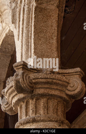 Die romanische Architektur mit Steinbogen und Spalte im ionischen Stil in Ribadavia ourense Galizien Spanien Stockfoto