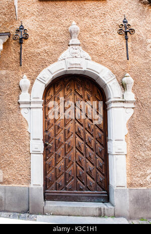 Stockholm, Schweden, altes Haus Fassade, Detail der antiken Tür, alte skandinavische Architektur und Design Stockfoto
