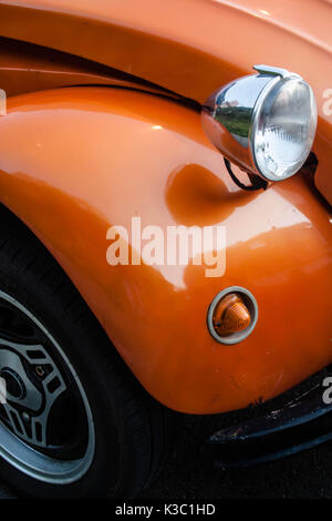 Orange Oldtimer Citroen 2CV, Nahaufnahme, Detail der vorderen Scheinwerfer und Kotflügel Stockfoto