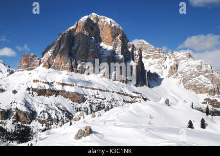 Tofane Gruppe in die Dolomiten (tofana di Mezzo, tofana Di Dentro, tofana di rozes) vom Rifugio Scoiattoli in der Nähe von Cortina d'Ampezzo, Italien gesehen Stockfoto