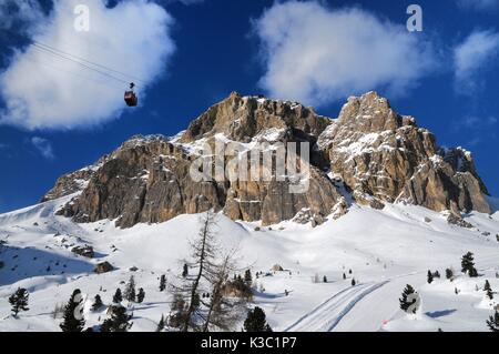 Lagazuoi Berg als von Passo Falzarego im Winter, Dolomiten gesehen, Cortina d'Ampezzo, Belluno, Venetien, Italien Stockfoto