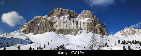 Lagazuoi Berg als von Passo Falzarego im Winter, Dolomiten gesehen, Cortina d'Ampezzo, Belluno, Venetien, Italien Stockfoto