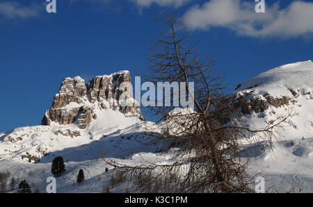 Monte averau im Winter, dem höchsten Berg des nuvolau Gruppe in den Dolomiten in der Provinz Belluno, Veneto, Italien Stockfoto