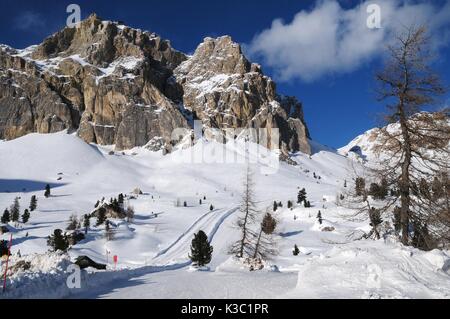 Lagazuoi Berg als von Passo Falzarego im Winter, Dolomiten gesehen, Cortina d'Ampezzo, Belluno, Venetien, Italien Stockfoto