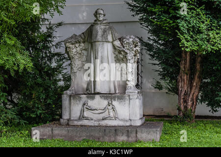 Statue von Gregor Mendel im Garten an der Mendelianum, die Mendel Museum, Brno. Stockfoto