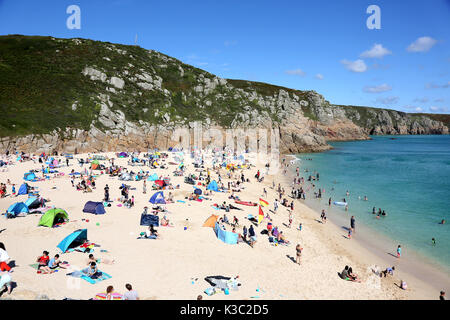 Der herrliche Anblick von Porthcurno Beach in West Cornwall, eine Oase mit atemberaubenden, natürlichen Schönheit. Stockfoto