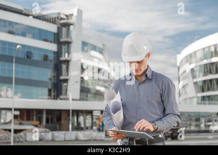 Das Konzept der Verwendung von neuen Technologien als Ingenieur im Bauwesen. Stockfoto