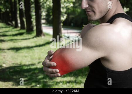 Ein Foto des jungen Mannes leiden Winkelstückverletzung. Stockfoto