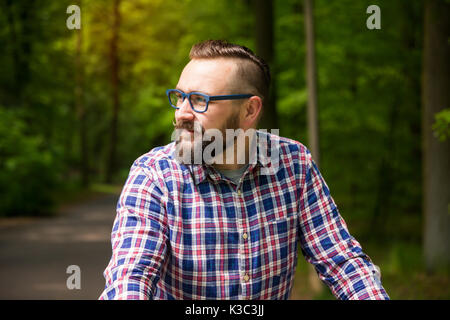 Close up Portrait von jungen Menschen im Park weg schauen Stockfoto