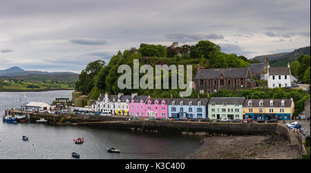 Bunte Häuser im Hafen von Portree auf der Insel Skye, Schottland, Vereinigtes Königreich Stockfoto