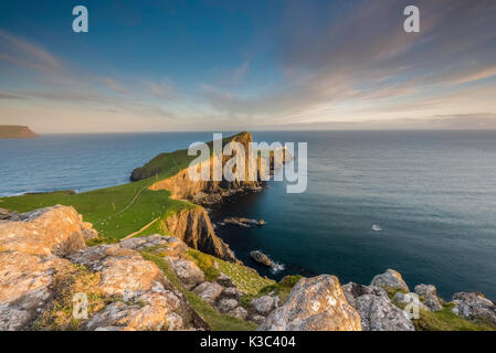 Neist Point Lighthouse in der Nähe von Glendale an der Westküste der Isle of Skye in den Highlands von Schottland. Stockfoto