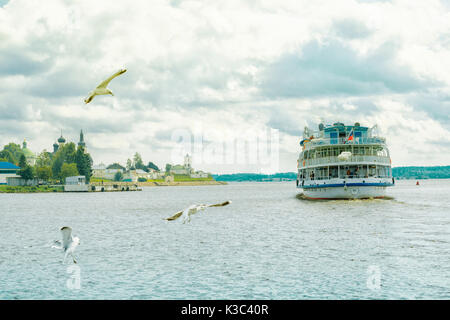 Touristische Schiff schwimmt auf dem Wasser des Volga-Baltic Canal Stockfoto