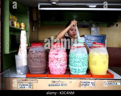 MARIKINA CITY, Philippinen - 28. AUGUST 2017: eine Frau verkauft verschiedene kalte Getränke in Stores in einem öffentlichen Markt. Stockfoto