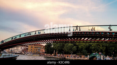 Menschen zu Fuß über die Ponte della Costituzione (Verfassung Brücke) in Venedig, Italien bei Sonnenuntergang Stockfoto