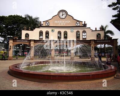 MARIKINA CITY, Philippinen - 28. AUGUST 2017: ein Brunnen an einer im Park und ein architektonisches Design außerhalb ein Sportstadion in Marikina Cit Stockfoto
