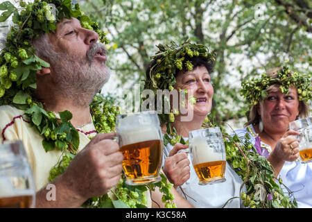 Menschen trinken Bier Tschechische Republik Festival der Bier Mann und Frauen Stockfoto
