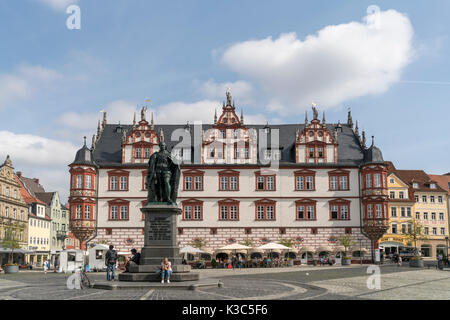 Stadthaus von Coburg mit Prinz-Albert-Denkmal auf dem Marktplatz in Coburg, Oberfranken, Bayern, Deutschland | Stadthaus Stadthaus und die Statue von P Stockfoto