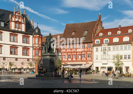 Stadthaus von Coburg mit Prinz-Albert-Denkmal auf dem Marktplatz in Coburg, Oberfranken, Bayern, Deutschland | Stadthaus Stadthaus und die Statue von P Stockfoto