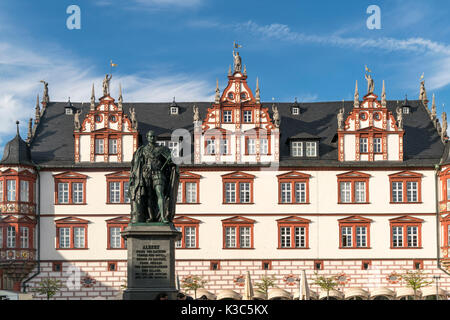 Stadthaus von Coburg mit Prinz-Albert-Denkmal auf dem Marktplatz in Coburg, Oberfranken, Bayern, Deutschland | Stadthaus Stadthaus und die Statue von P Stockfoto