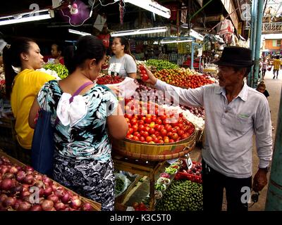 MARIKINA CITY, Philippinen - 28. AUGUST 2017: Kunden kaufen frisches Gemüse aus Gemüse lagern. Bei einem öffentlichen Markt. Stockfoto